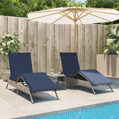 Lettini Prendisole 2 pz con Tavolino Grigio in Polyrattan