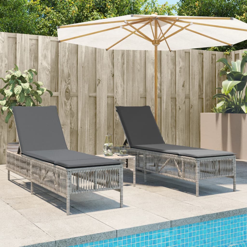 Lettini Prendisole 2pz con Tavolino Grigio Chiaro in Polyrattan